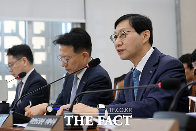 김성주 국민연금공단 이사장이 14일 오전 서울 여의도 국회 보건복지위원회에서 열린 국민연금공단에 대한 국정감사에서 물을 마시고 있다. /국회=서예원 기자