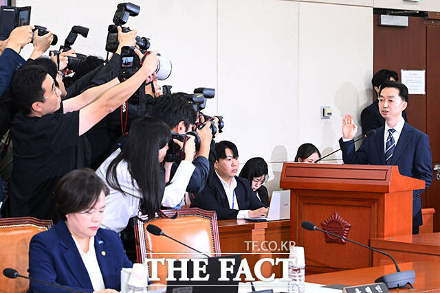 김지용 초대 중대범죄수사청장 후보자가 14일 오전 서울 여의도 국회에서 열린 행정안전위원회의 중대범죄수사청장 인사청문회에서 선서를 하고 있다. /국회=남용희 기자