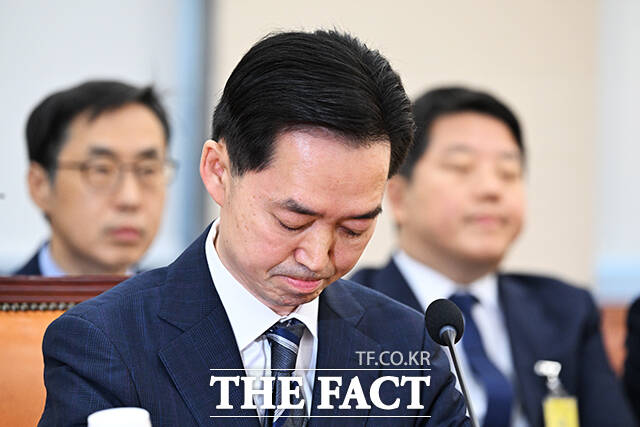 김지용 초대 중대범죄수사청(중수청)장 후보자가 14일 오전 서울 여의도 국회 행정안전위원회에서 열린 인사청문회에 출석해 생각에 잠겨 있다.