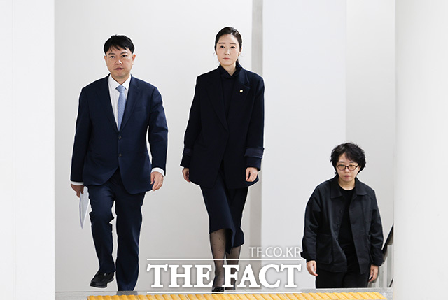 강 의원이 법정으로 이동하고 있다.