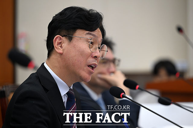김영훈 고용노동부 장관이 13일 오전 여의도 국회에서 열린 기후에너지환경노동위원회의 고용노동부 국정감사에 출석해 의원 질의에 답변하고 있다. /서예원 기자