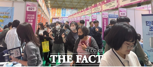 전남광주통합특별시가 14일 광양공설운동장 실내체육관에서 2026 전남광주 통합 채용박람회를 열어 전남광주지역 기업의 인력난을 해소하고 구직자의 취업 기회를 확대하는 일자리 교류의 장을 펼쳤다. /전남광주시