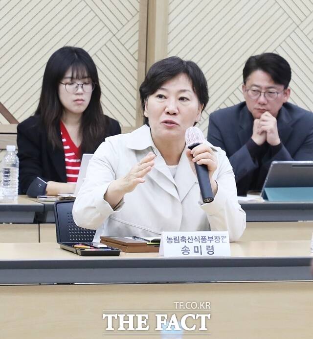 송미령 농림축산식품부 장관이 14일 경남 함양군청에서 농지 전수조사와 관련한 현장 간담회를 열고 있다. /함양군