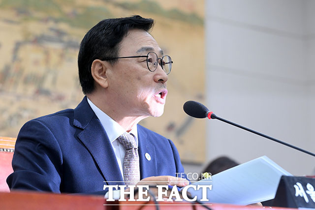 정 교육감이 의원 질의에 답변하고 있다.