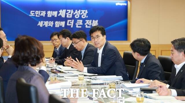 14일 오후 전북도청사 도지사 회의실에서 이원택 전북도지사(가운데)가 행정·경제부지사와 정무수석, 실·국장 등과 2027년 국가예산 국회단계 점검회의를 갖고 있다. /전북도