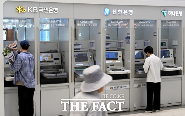 시민들이 지난 6일 오전 서울 서초구의 시중은행 현금자동입출금기를 사용하고 있다. 사진은 가시 내용과 무관함. /박상민 기자