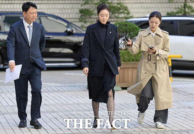 강 의원이 법정으로 이동하고 있다.