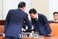  박덕흠 의원과 인사 나누는 김지용 후보자 [포토]