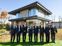  삼성전자, 김성환 기후부 장관에 'AI 모듈러 홈' 소개