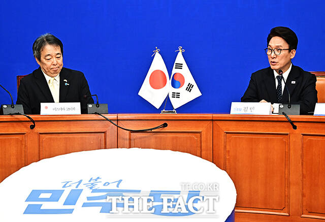 김민석 더불어민주당 대표가 15일 오전 서울 여의도 국회에서 미즈시마 고이치 주한일본대사(왼쪽)를 접견하며 기념사진 촬영을 하고 있다. /국회=배정한 기자