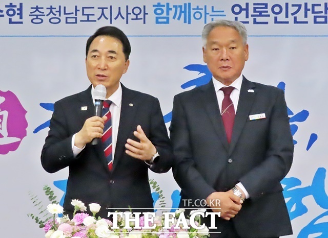 박수현 충남도지사가 15일 부여군을 방문하고 이용우 부여군수와 함께 언론인간담회에서 발언하고 있다. /김형중 기자