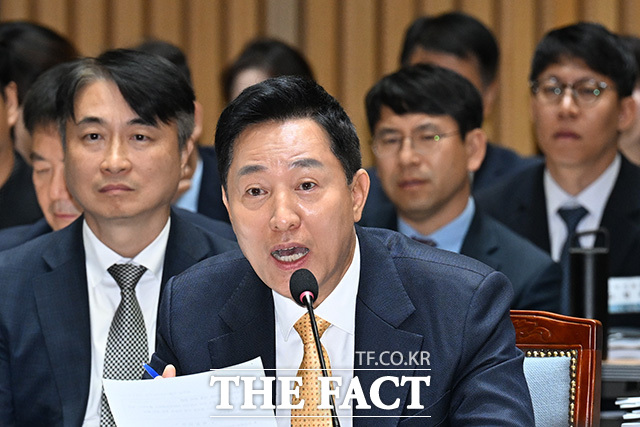오세훈 서울시장이 15일 오전 서울 중구 서울특별시청에서 열린 국회 행정안전위원회의 국정감사에 참석해 질의에 답변하고 있다./송호영 기자