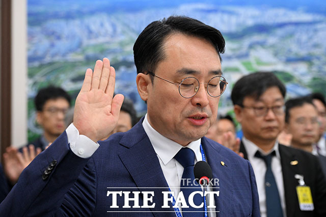 증인 선서하는 이헌욱 한국부동산원장.