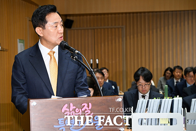 오세훈 서울시장이 선서를 하고 있다.
