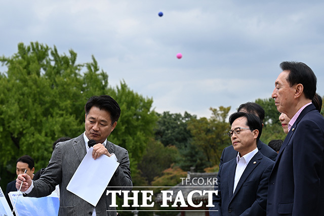 윤용근 의원, 김승수 의원, 조은희 간사, 김석기 의원이 설명을 듣고 있다.
