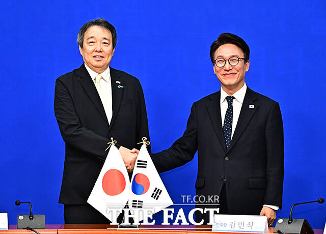 김민석 더불어민주당 대표가 15일 오전 서울 여의도 국회에서 미즈시마 고이치 주한일본대사(왼쪽)를 접견하며 기념사진 촬영을 하고 있다. /국회=배정한 기자