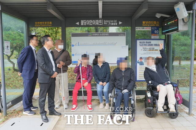 장기수 천안시장이 15일 교통약자와 함께 저상버스 탑승을 기다리고 있다. /천안시