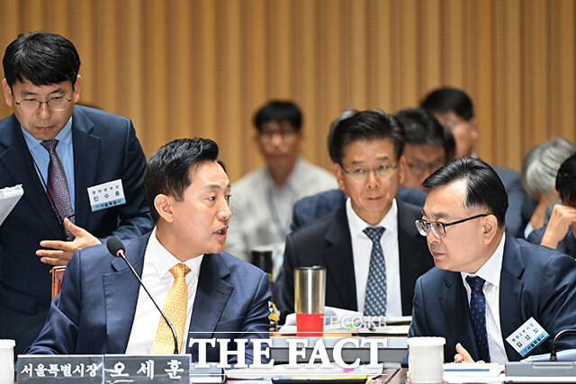 오세훈 서울시장이 선서를 하고 있다.