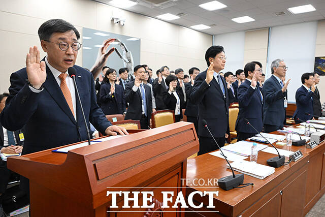 증인 선서하는 박윤규 정보통신산업진흥원 원장(왼쪽)과 참석자들.