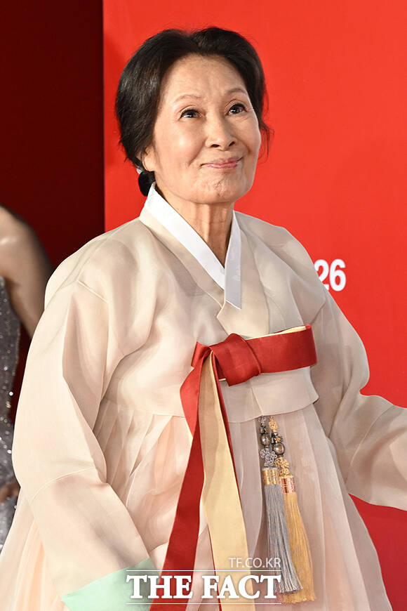 배우 김혜자가 건강상의 이유로 '여전히 찬란하게' 무대인사에 불참했다. 사진은 10월 6일 오후 부산 해운대구 영화의전당에서 열린 '제31회 부산국제영화제(BIFF)' 개막식에 참석해 레드카펫을 밟고 있는 모습. /김성렬 기자