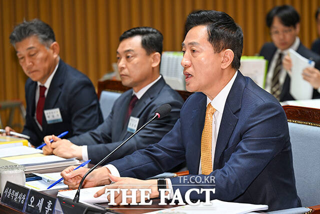 오세훈 서울시장이 선서를 하고 있다.
