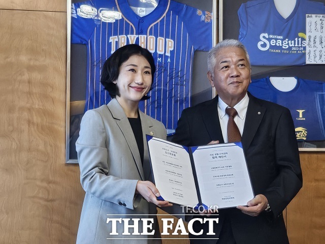 윤단비 부천시의회 재정문화위원장(왼쪽)이 지난 13일 오카야마시의회에 정책협력안을 전달했다. /부천시의회