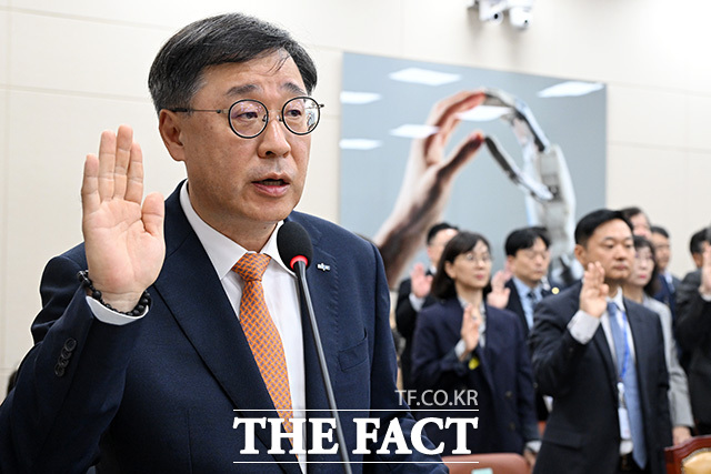 박윤규 정보통신산업진흥원 원장이 15일 오전 서울 여의도 국회에서 열린 과학기술정보방송통신위원회의 정보통신산업진흥원 등에 대한 국정감사에서 선서를 하고 있다. /국회=남용희 기자