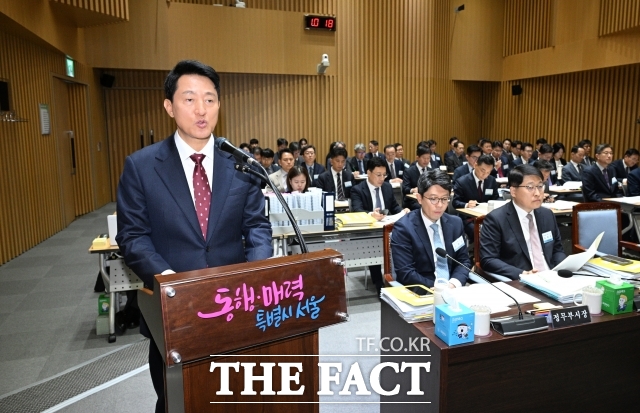 오세훈 서울시장이 20일 오전 서울 중구 서울특별시청에서 열린 국회 국토교통위원회의 서울특별시에 대한 국정감사에 참석해 업무현황을 보고하고 있다. /박헌우 기자