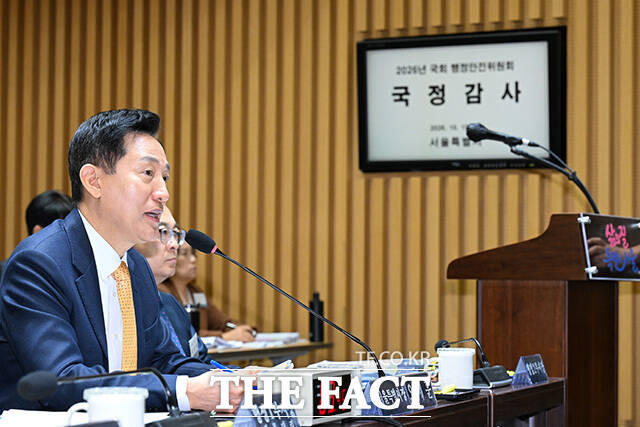 오세훈 서울시장이 15일 오전 서울 중구 서울특별시청에서 열린 국회 행정안전위원회의 국정감사에 참석해 질의에 답변하고 있다. /송호영 기자