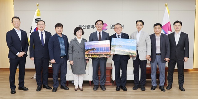14일 전재수 부산시장(왼쪽 더섯번째부터)과 김준동 한국남부발전 사장 등이 친환경 에너지 전환과 지역 상생을 위한 '다대포 해상풍력 발전사업'의 원활한 추진을 위해 적극 협력하기로 하고 기념촬영을 하고 있다. /한국남부발전