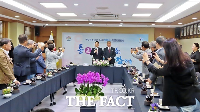 박수현 충남도지사가 15일 부여군 서동브리핑실에서 언론인간담회를 하고 있다. /김형중 기자