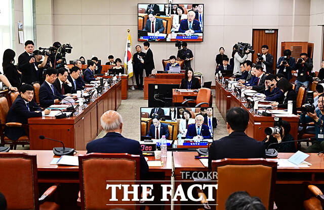 조원철 법제처장이 15일 오전 서울 여의도 국회 법제사법위원회에서 열린 법제처에 대한 국정감사에 출석해 질의에 답변을 하고 있다. /국회=배정한 기자