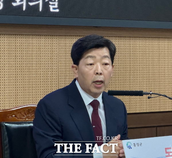 박정주 홍성군수가 15일 홍성군청 회의실에서 열린 취임 100일 기념 언론인 간담회에서 기자들의 질문에 답하고 있다. /오희룡 기자