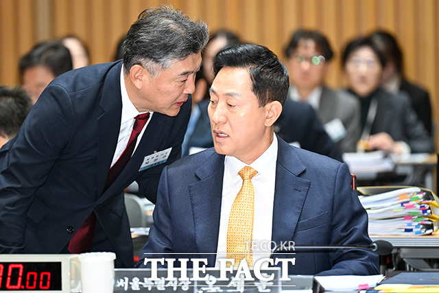 오세훈 서울시장이 정부의 실거주 강화를 뼈대로 하는 부동산 정책이 빚을 내서라도 집을 사려는 가수요를 자극해 서울 집값을 끌어올렸다고 밝혔다. 오세훈 서울시장이 15일 오전 서울 중구 서울시청에서 열린 국회 행정안전위원회의 국정감사에 참석해 박찬구 정무부시장과 대화하고 있다. /송호영 기자