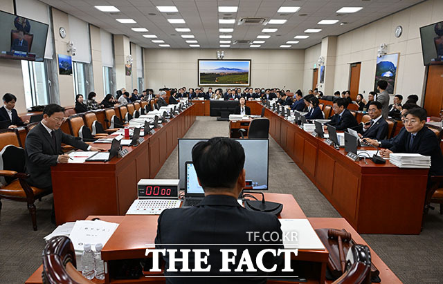 국민의힘 기후에너지환경노동위원회 위원들이 15일 오전 서울 여의도 국회 기후에너지환경노동위원회에서 열린 중앙환경분쟁조정피해구제위원회 등에 대한 국정감사에서 남광우 한국환경산업보건기술원장의 자료 미제출에 항의하며 퇴장해 자리가 비어 있다. /국회=서예원 기자