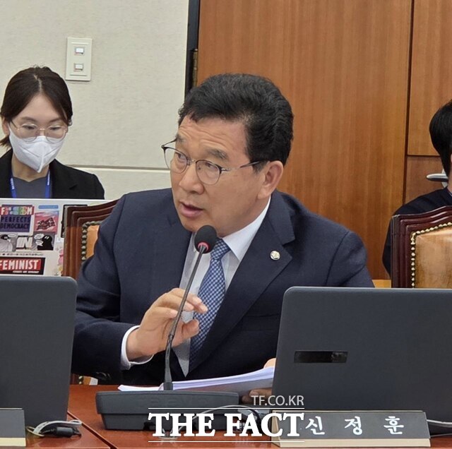 신정훈 더불어민주당 의원이 15일 국정감사에서 피감기관을 대상으로 질문하고 있다. /신정훈 의원실