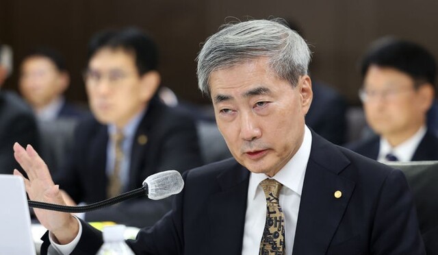 신현송 한국은행 총재가 지난 12일 서울 중구 한국은행에서 열린 국회 재정경제기획위원회 국정감사에서 일반 국민 대상 범용 중앙은행 디지털화폐(CBDC)를 추진하지 않겠다고 밝힌 가운데, 한은 자체 보고서에서 국민 대상 디지털화폐 실거래를 세계 최초 사례로 평가한 사실이 알려지면서 논란이 일고 있다. /뉴시스