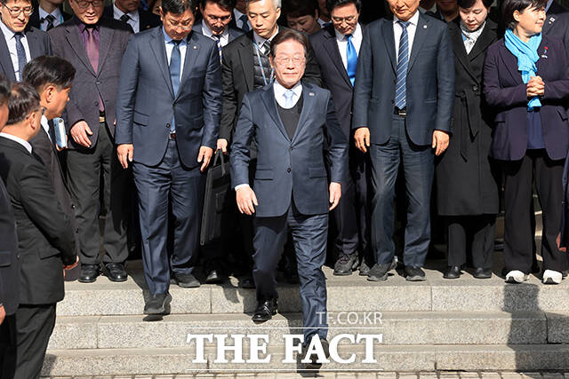 항소심에서 무죄 선고를 받은 이재명 더불어민주당 대표가 2025년 3월 26일 오후 서울 서초구 서울고등법원에서 열린 공판을 마친 뒤 법원을 나서고 있다. /사진공동취재단