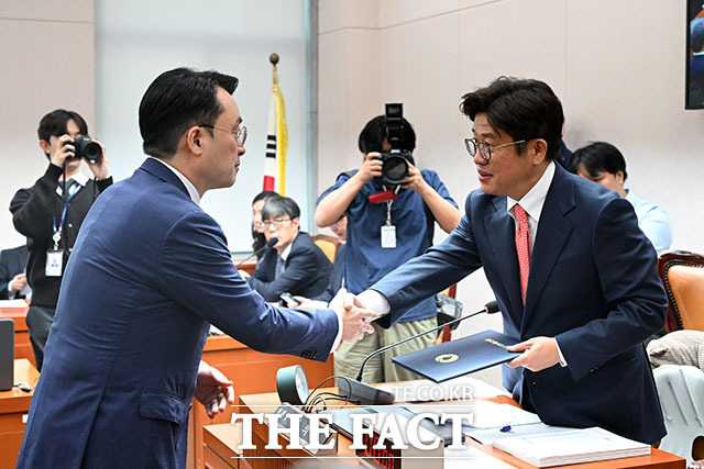 이헌욱 한국부동산원장이 유의동 위원장에게 증인 선서문을 제출하고 있다.
