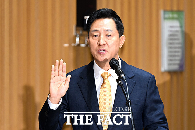 오세훈 서울시장이 선서를 하고 있다.