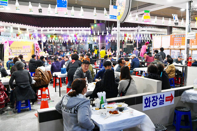 영주시가 16일부터 이틀간 신영주번개시장과 종합시장 일원에서 제4회 신영주번개시장 막걸리축제를 연다. 지난해 행사 모습. /영주시