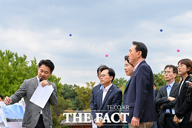 국회 문화체육관광위원회 국민의힘 의원들이 15일 오후 서울 종로구 종묘에서 진행된 현장 시찰 중 서울시 관계자에게 세운4구역 재정비촉진사업에 대한 설명을 듣고 있다. 왼쪽 두 번째부터 오른쪽 방향으로 윤용근 의원, 조은희 간사, 김석기 의원. /송호영 기자