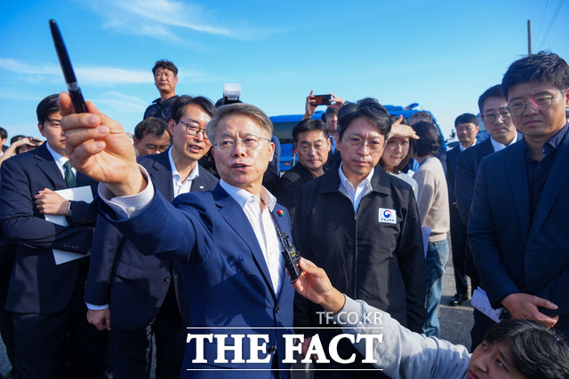 민형배 전남광주시장과 홍지선 국토교통부 장관이 15일 오후 광주 군공항 탄약고 이전 예정지를 찾아 호남권 반도체 클러스터 부지를 점검하고 있다. /전남광주시