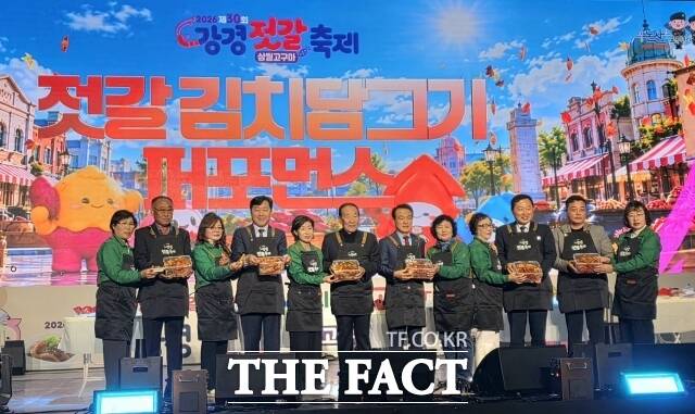 백성현 논산시장 이건창 논산시의회 의장, 황명선 국회의원 등 기관단체장들이 제30회 강경젓갈축제 개막식에서 김치담그기 퍼포먼스를 하고 있다. /김형중 기자