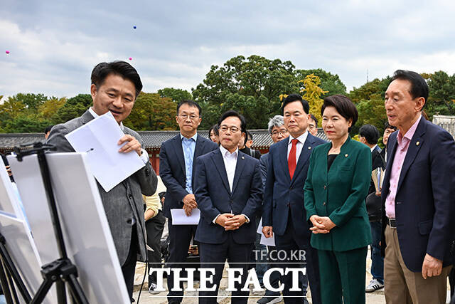 윤용근 의원, 김승수 의원, 조은희 간사, 김석기 의원이 설명을 듣고 있다.