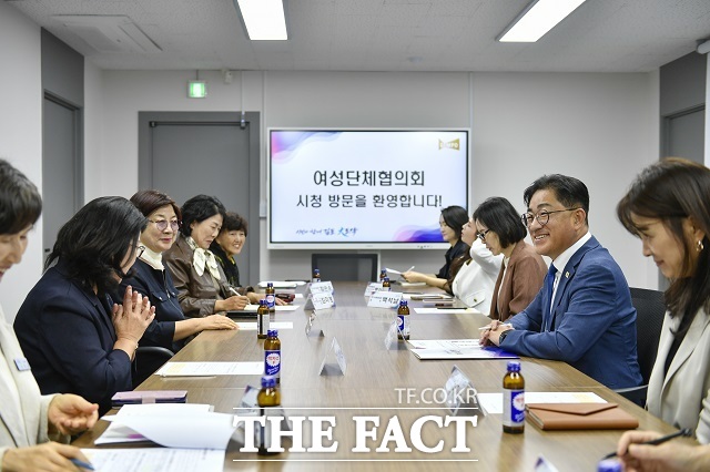이기형 김포시장이 여성단체협의회와 면담을 하고 있다. /김포시
