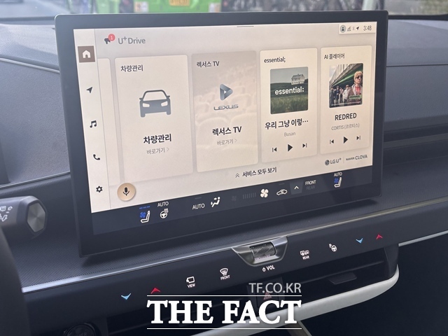 렉서스 올 뉴 ES의 14인치 센터 디스플레이. /황지향 기자