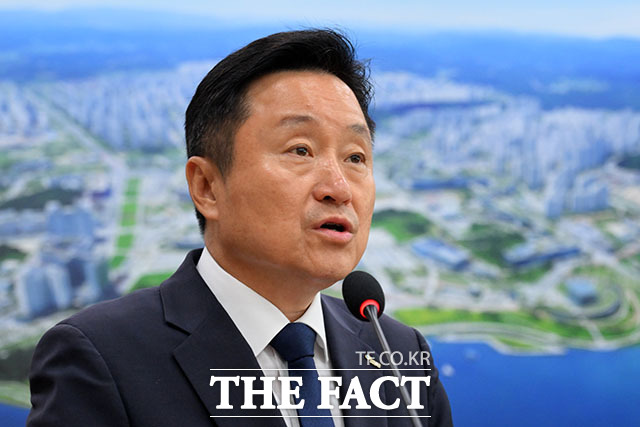 최인호 주택도시보증공사(HUG) 사장이 15일 오전 서울 여의도 국회 국토교통위원회에서 열린 한국부동산원과 주택도시보증공사 등에 대한 국정감사에 출석해 업무 보고를 하고 있다. /국회=서예원 기자