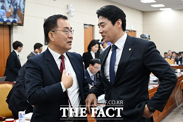 감사 시작 전 대화 나누는 국회 과방위 최형두 야당 간사(왼쪽)와 한준호 여당 간사.