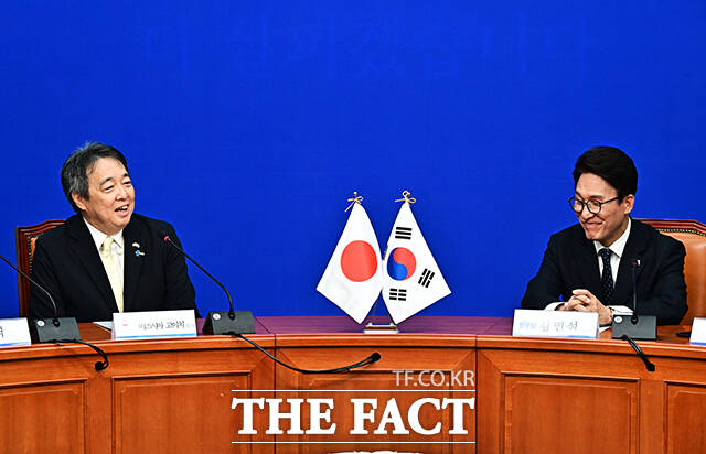 김민석 더불어민주당 대표가 15일 오전 서울 여의도 국회에서 미즈시마 고이치 주한일본대사(왼쪽)를 접견하며 기념사진 촬영을 하고 있다. /국회=배정한 기자